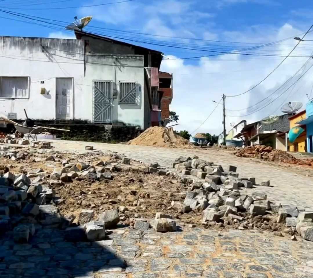 Camacã: A Prefeitura segue com recuperação de ruas e intensifica serviços de cascalhamento.

